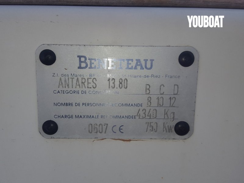 Beneteau Antares 13.80 - 2x480ch moteur TAMD75EDC Volvo Penta (Die.) - 13.95m - 2003 - 122.000 €
