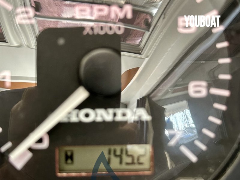 Beneteau Antares 8.80 - 2x150hp tre pale Honda - 8.91m - 2015 - 75.000 €