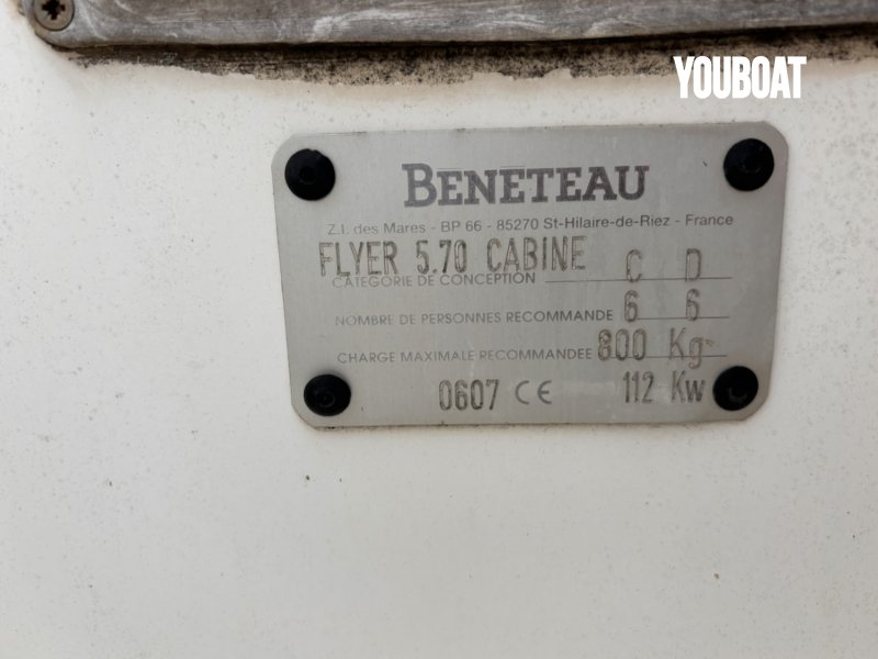 Beneteau Flyer 570 Cabine - 115ch Suzuki (Ess.) - 5.58m - 2001 - 12.000 €