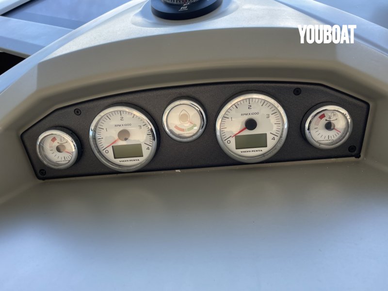 Beneteau Gran Turismo 38 - 2x300ch 650 litres gasoil. Embases électriques. Volvo (Die.) - 11.46m - 2012 - 168.000 €