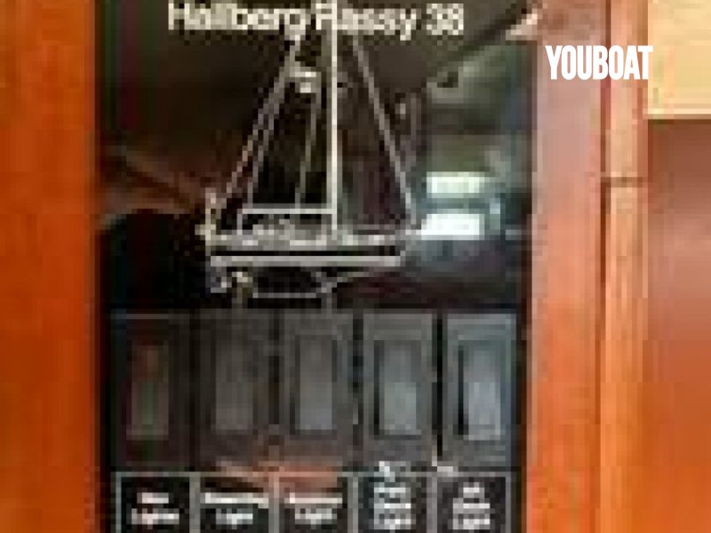 Hallberg Rassy 38 - 50Motor gücü(hp) Beta Marine (Diz.) - 11.6m - 1982 - 4.002.414 ₺