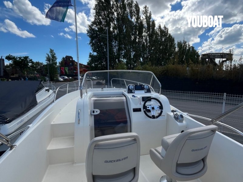 Quicksilver Activ 675 Sundeck