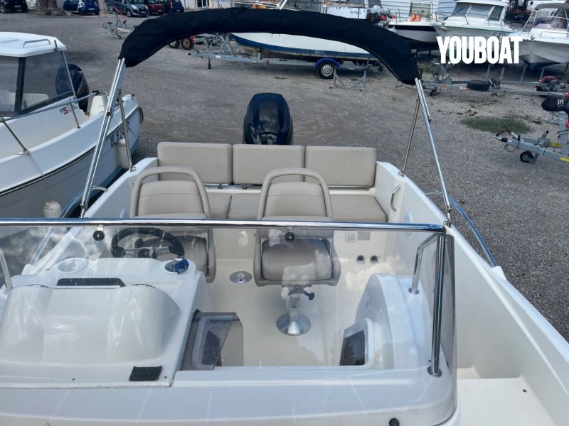 Quicksilver Activ 675 Sundeck