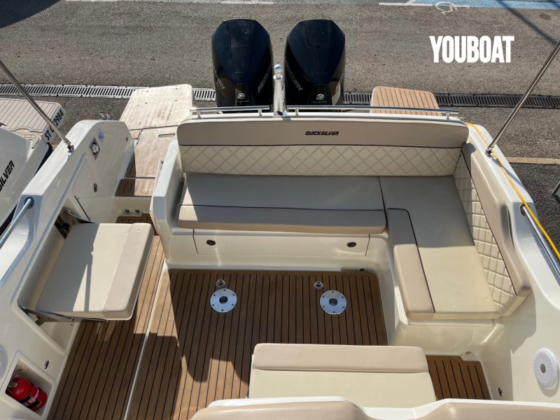 Quicksilver Activ 875 Sundeck