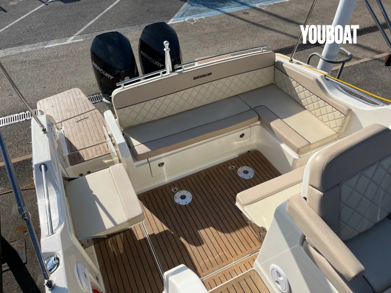 Quicksilver Activ 875 Sundeck