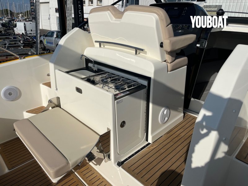 Quicksilver Activ 875 Sundeck