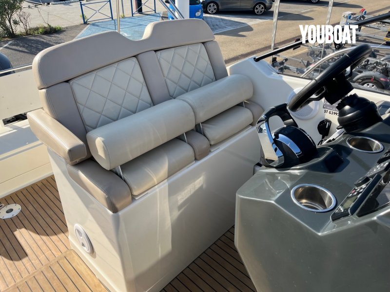 Quicksilver Activ 875 Sundeck