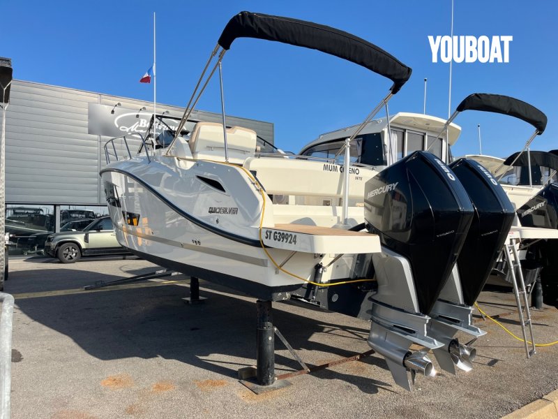 Quicksilver Activ 875 Sundeck