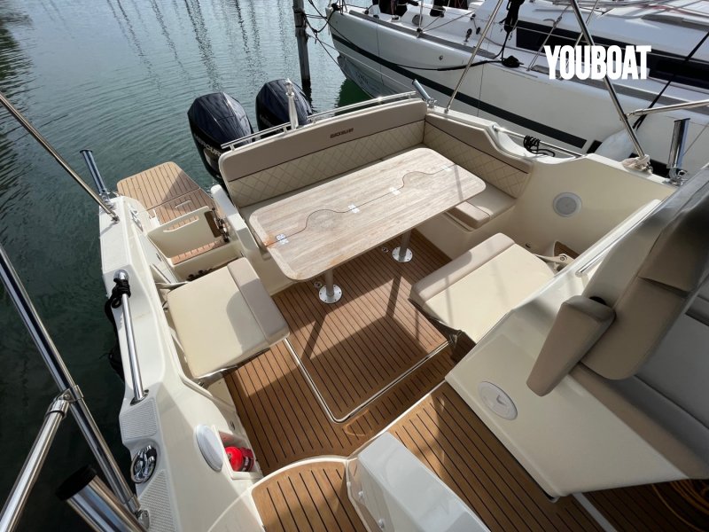 Quicksilver Activ 875 Sundeck