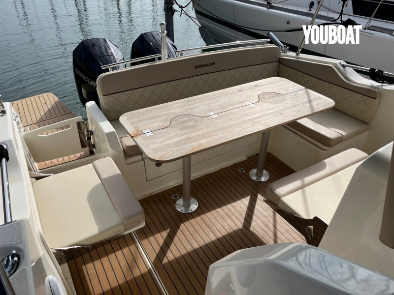 Quicksilver Activ 875 Sundeck