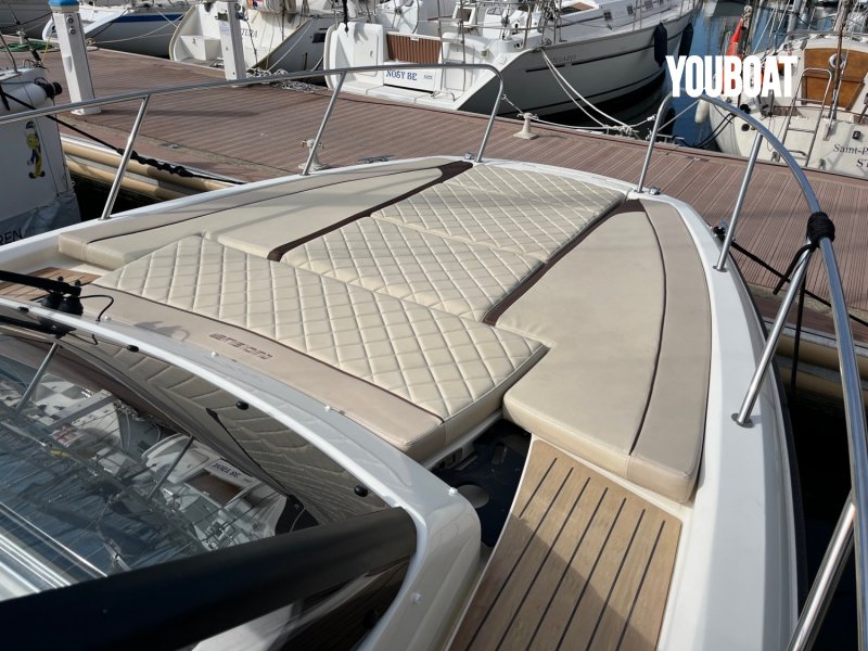 Quicksilver Activ 875 Sundeck