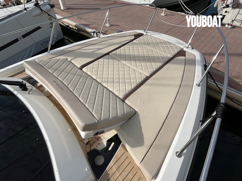 Quicksilver Activ 875 Sundeck