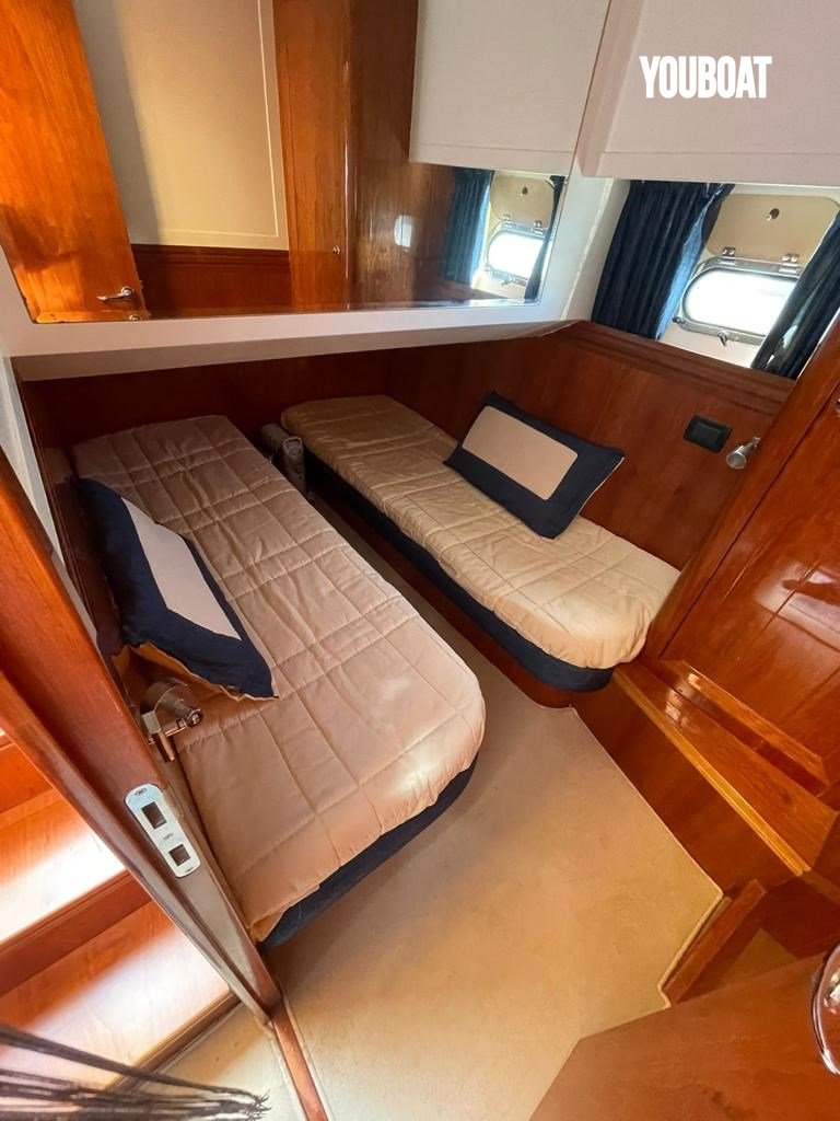Solare 43 - 2x450ch 4 pale Iveco (Die.) - 12.3m - 2004 - 200.000 €