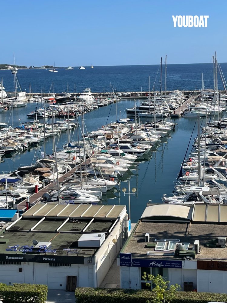 Place de Port 8x3. Port Camille Rayon Le Golfe Juan Entre Cannes et Antibes -  - 6.000 €