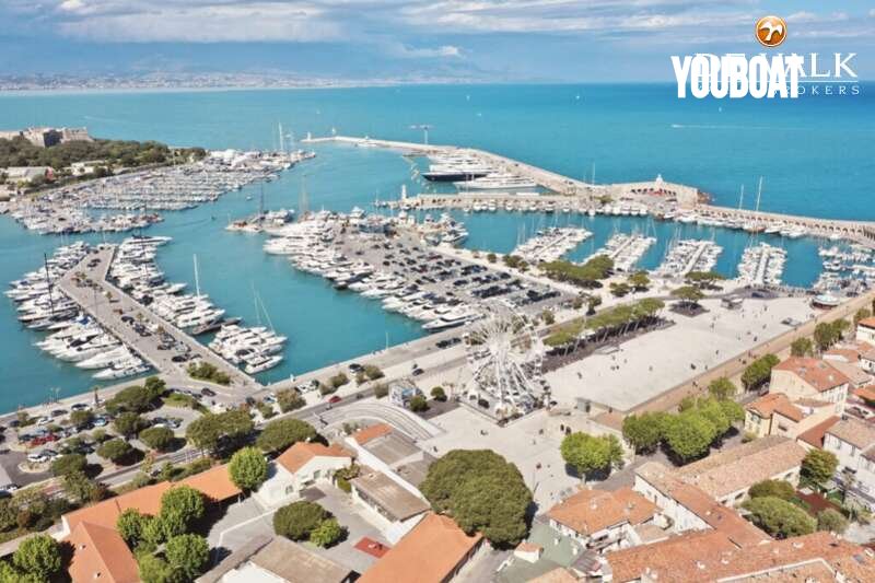 The best located berth in Antibes with lease for sale! The size of this berth (...)
