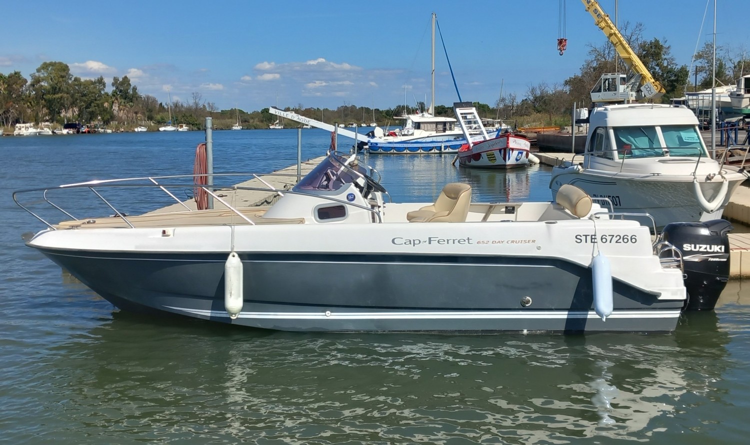 photo B2 Marine Cap Ferret 652 Day Cruiser