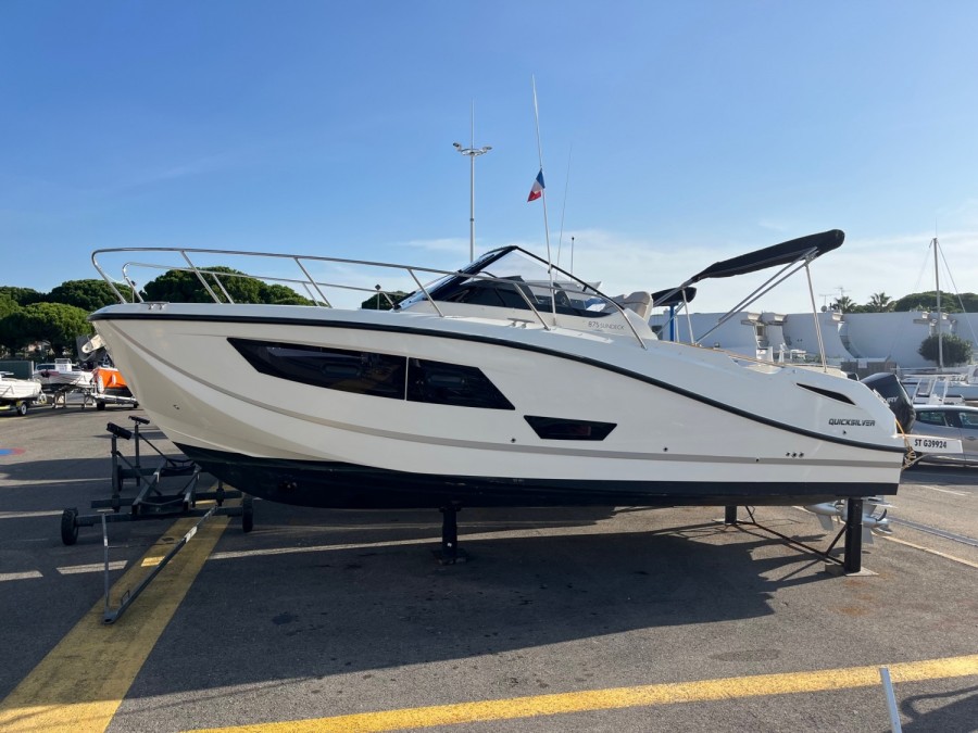 Quicksilver Activ 875 Sundeck