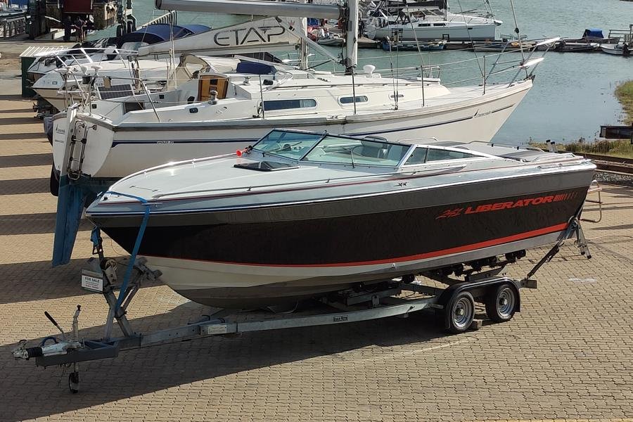 Four Winns Liberator 241 for sale by 