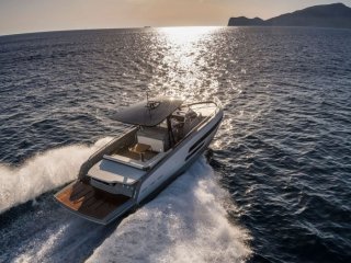 Motorboat Invictus 370 GT used - JET7 YACHT