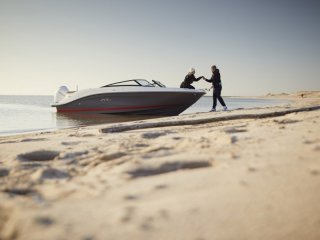 Barca a Motore Sea Ray 230 SPX nuovo - LUCKER YACHTS