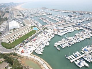 Port Ginesta place pour catamaran de 24m x 14m Modèle Expo