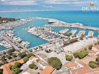 The best located berth in Antibes with lease for sale! The size of this berth (...) occasion